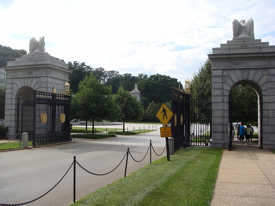 Washington DC [2009 July 02] 005.JPG - Scenes from Arlington National Cemetery.